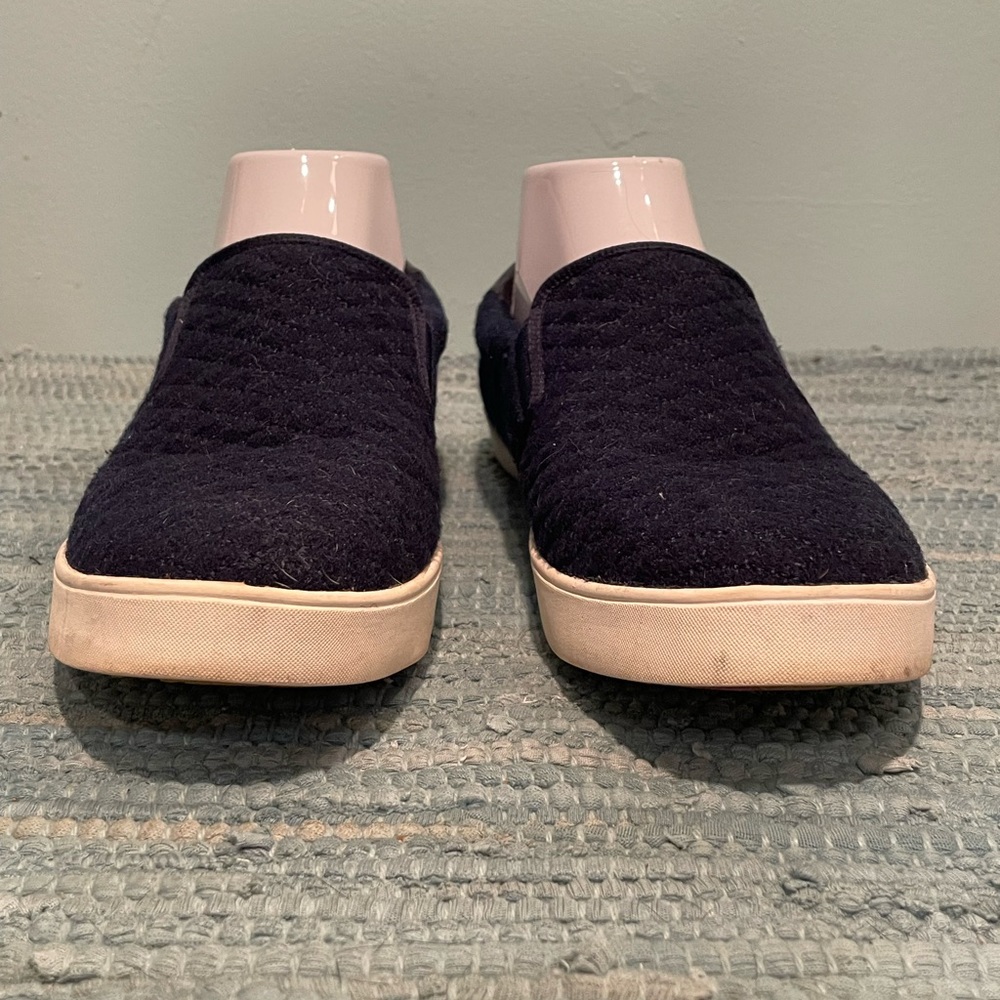 Dr. Scholls women’s Madison Slip On Sneaker. Navy. Size 8